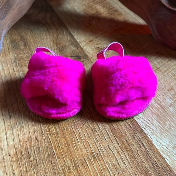 0/1 New Baby Ugg Sandals - Picture 2 of 6